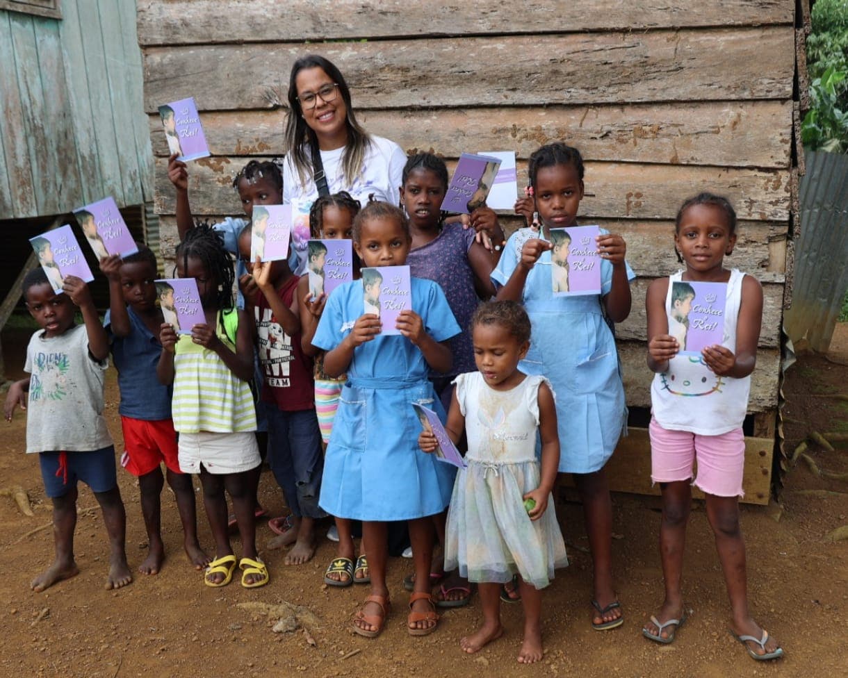 Missionária Jéssica com crianças em São Tomé e Príncipe