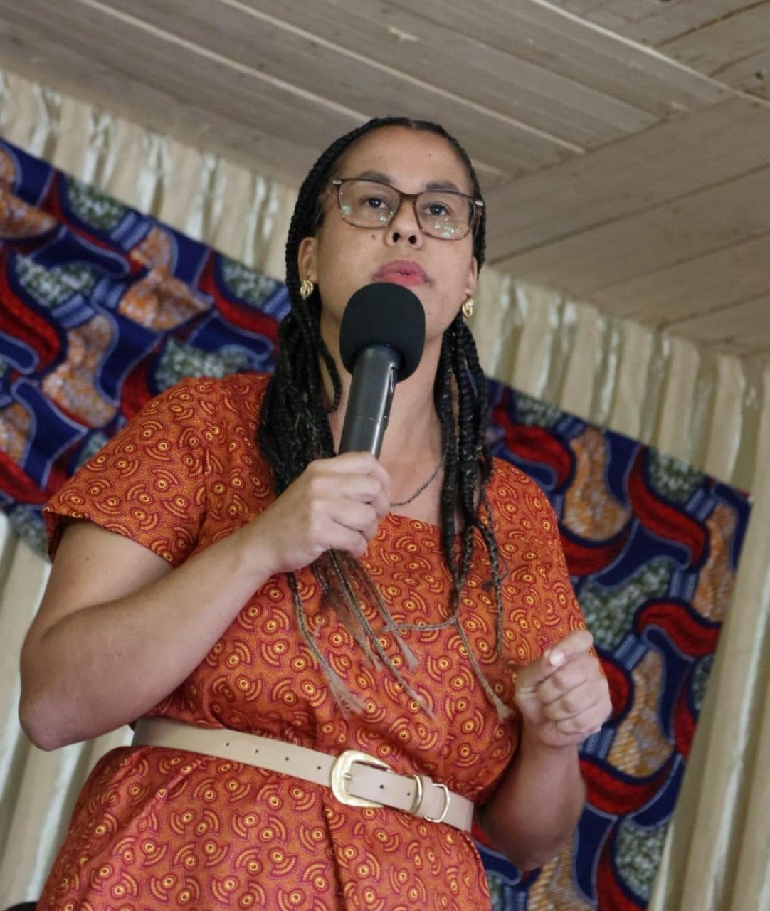 Missionária Jéssica compartilhando a Palavra no campo missionário