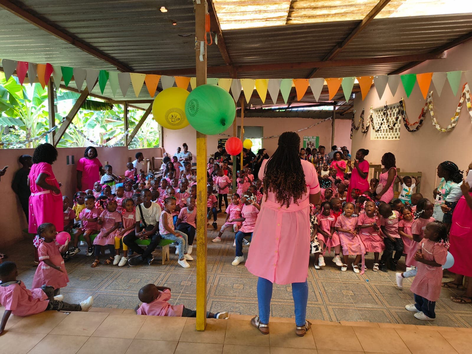 Atividade com crianças em São Tomé e Príncipe